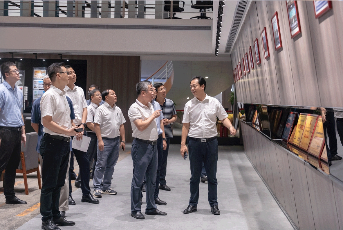 黑龙江省政府参事调研组一行领导到访华盛家具集团调研产业发展情况 黑龙江省政府参事调研组一行领导到访华盛家具集团调研产业发展情况