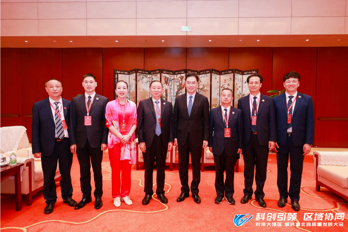 姚永红董事长荣获“服务鄂粤协作突出贡献个人奖”,并连任“广东省湖北商会第六届执行会长” 姚永红董事长荣获“服务鄂粤协作突出贡献个人奖”,并连任“广东省湖北商会第六届执行会长”