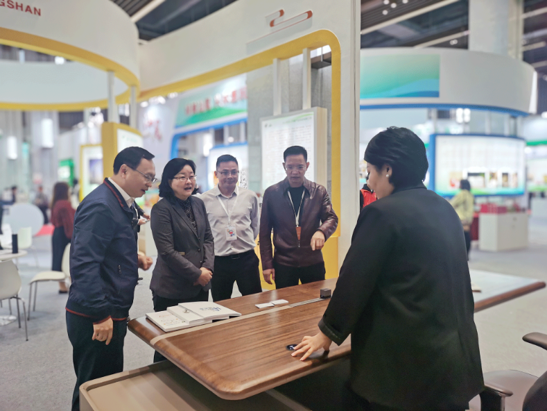 华盛家具集团荣获首届广东林业博览会产品金奖 华盛家具集团荣获首届广东林业博览会产品金奖